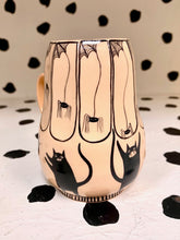 Load image into Gallery viewer, Floating Spider Spinning Mug
