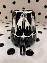 Load image into Gallery viewer, Spinning Biting Cat Mug
