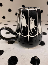 Load image into Gallery viewer, Spinning Biting Cat Mug
