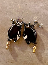 Load image into Gallery viewer, Pooping Cat Earrings- Black
